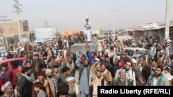 د سيمې اوسېدونکو د قربانيانو مړي د احتجاج لپاره د کندز د والي د دفتر مخې ته راوړي و.